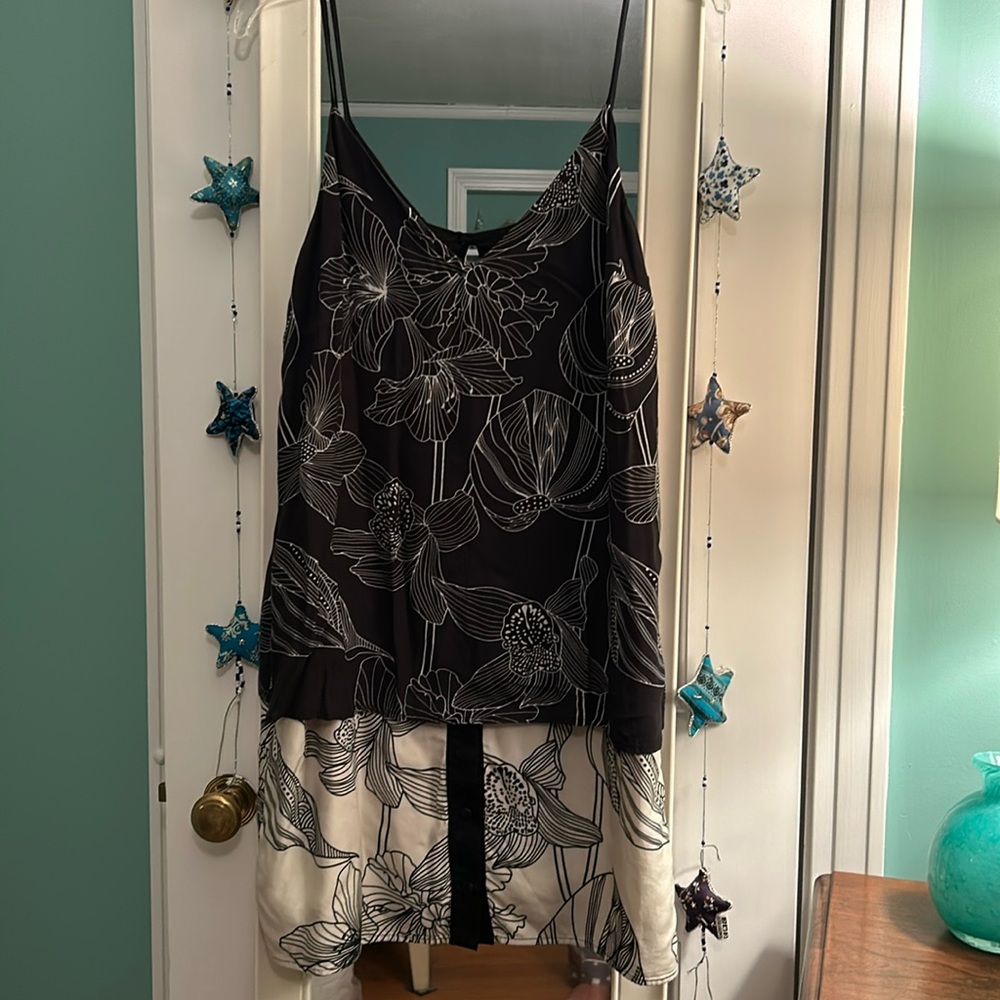 Very cute and flattering dress Size 8